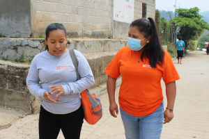 Mayra acompaña a Jeysi Barrios a realizar visitas domiciliarias en la comunidad Salvador Urbina.