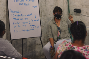 Las Acompañantes recibieron capacitaciones para difundir información acerca de la campaña de tamizaje de cáncer cervicouterino.