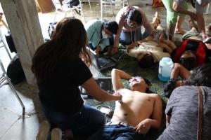 Profesionales sanitarios ayudando a un paciente