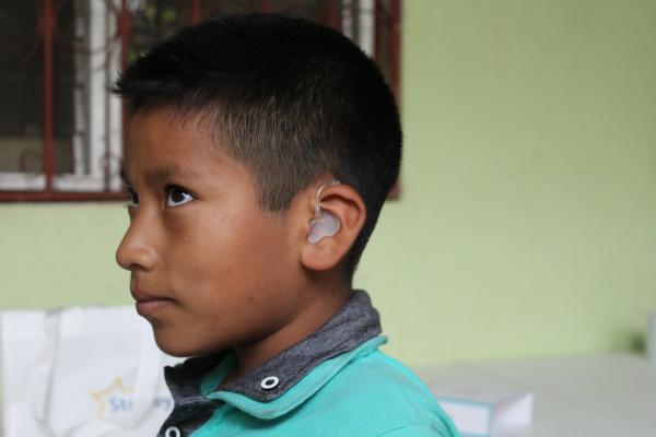 Niño con audífono