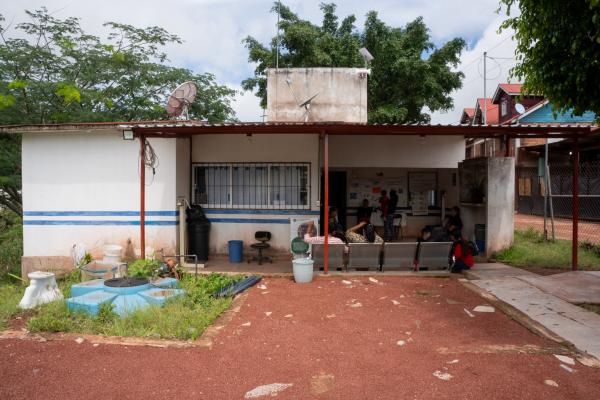 Pacientes esperando su turno de consulta en la clínica comunitaria en Soledad
