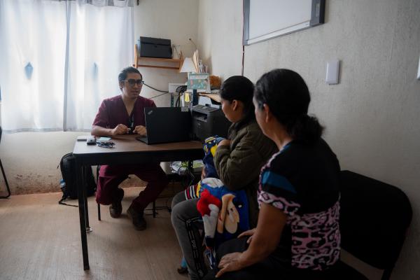 Pasante medico comunitario brindando atención a pacientes