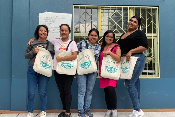 Fotografía de la capacitación inicial con todas las participantes del programa