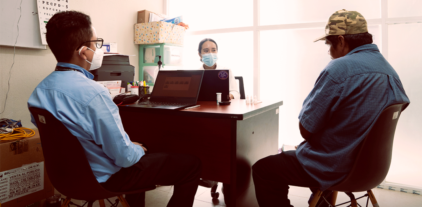 Medico comunitario brindando atención medica en el Centro de Salud de Jaltenango