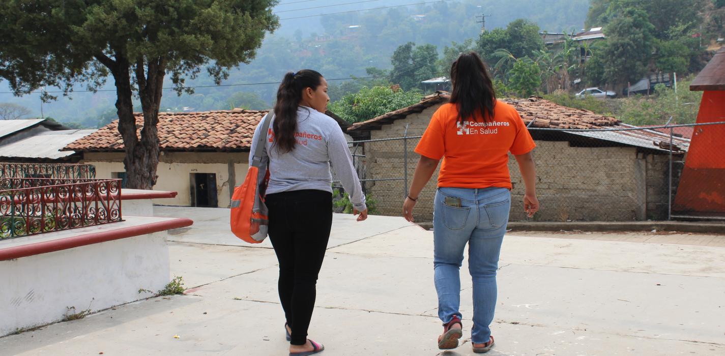 Trabajadoras comunitarias de la salud dirigiéndose a una visita domiciliaria