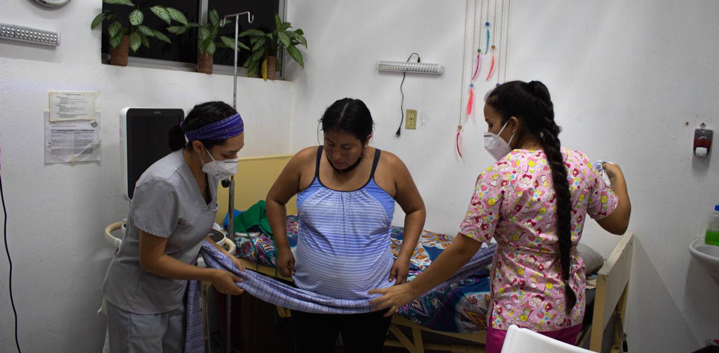 Equipo de Casa Materna Jaltenenago acompañando a una usuaria