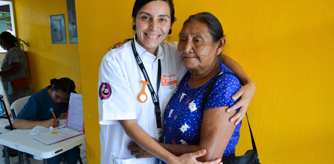 Partera Margarita y Partera Francisca con pasantes y supervisoras de Casa Materna