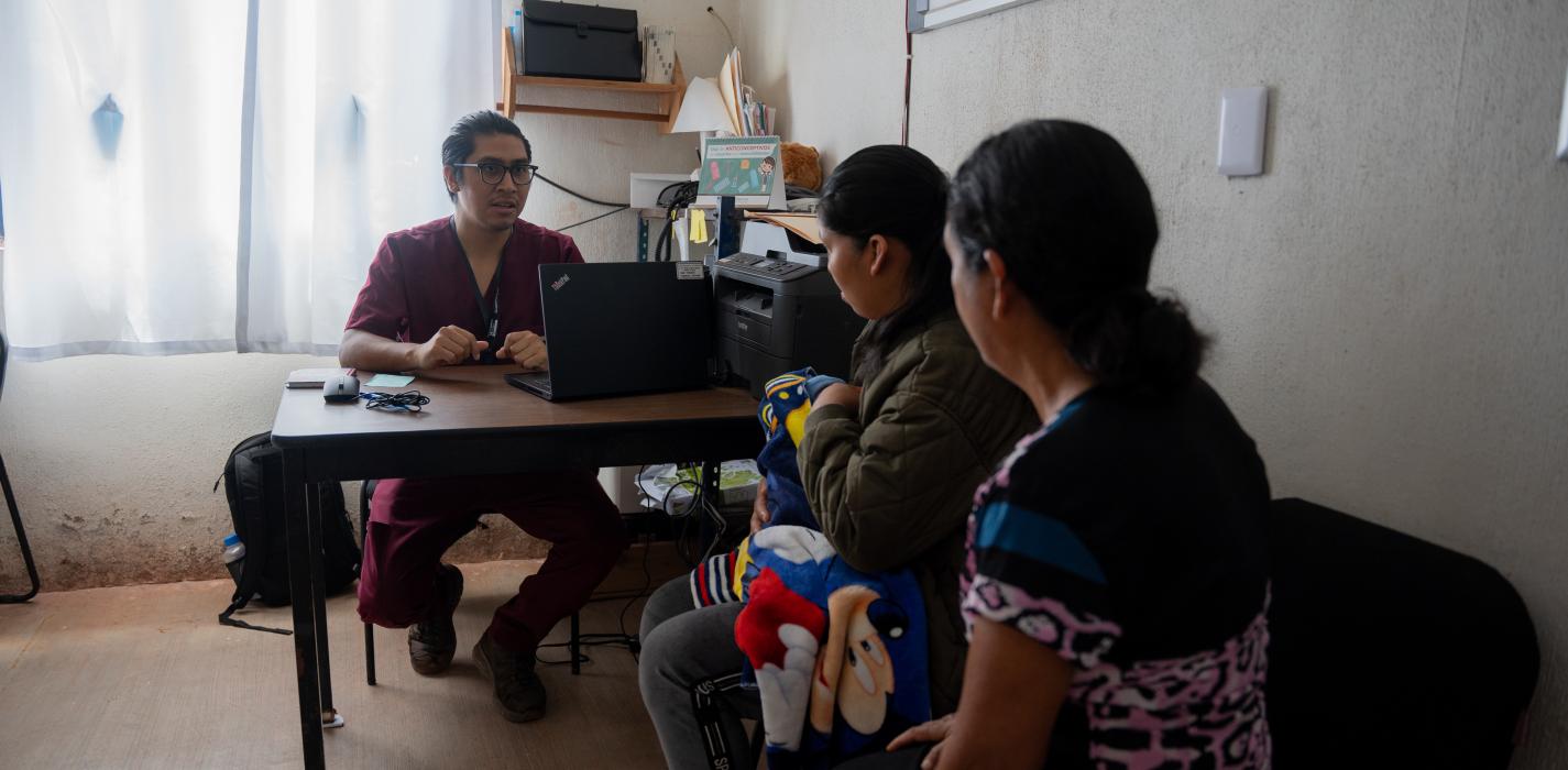 Pasante medico comunitario brindando atención a pacientes