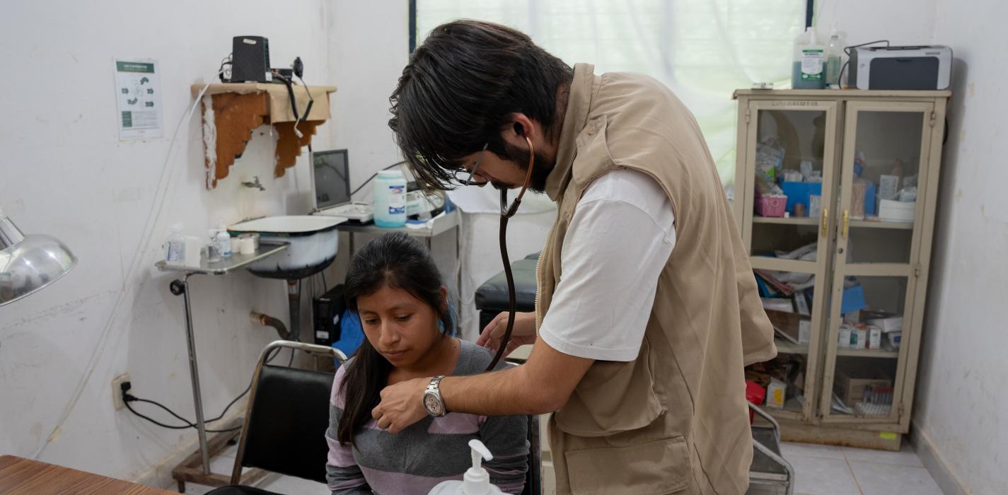 Médico dando atención a paciente en la clínica comunitaria en Matasano, Chiapas