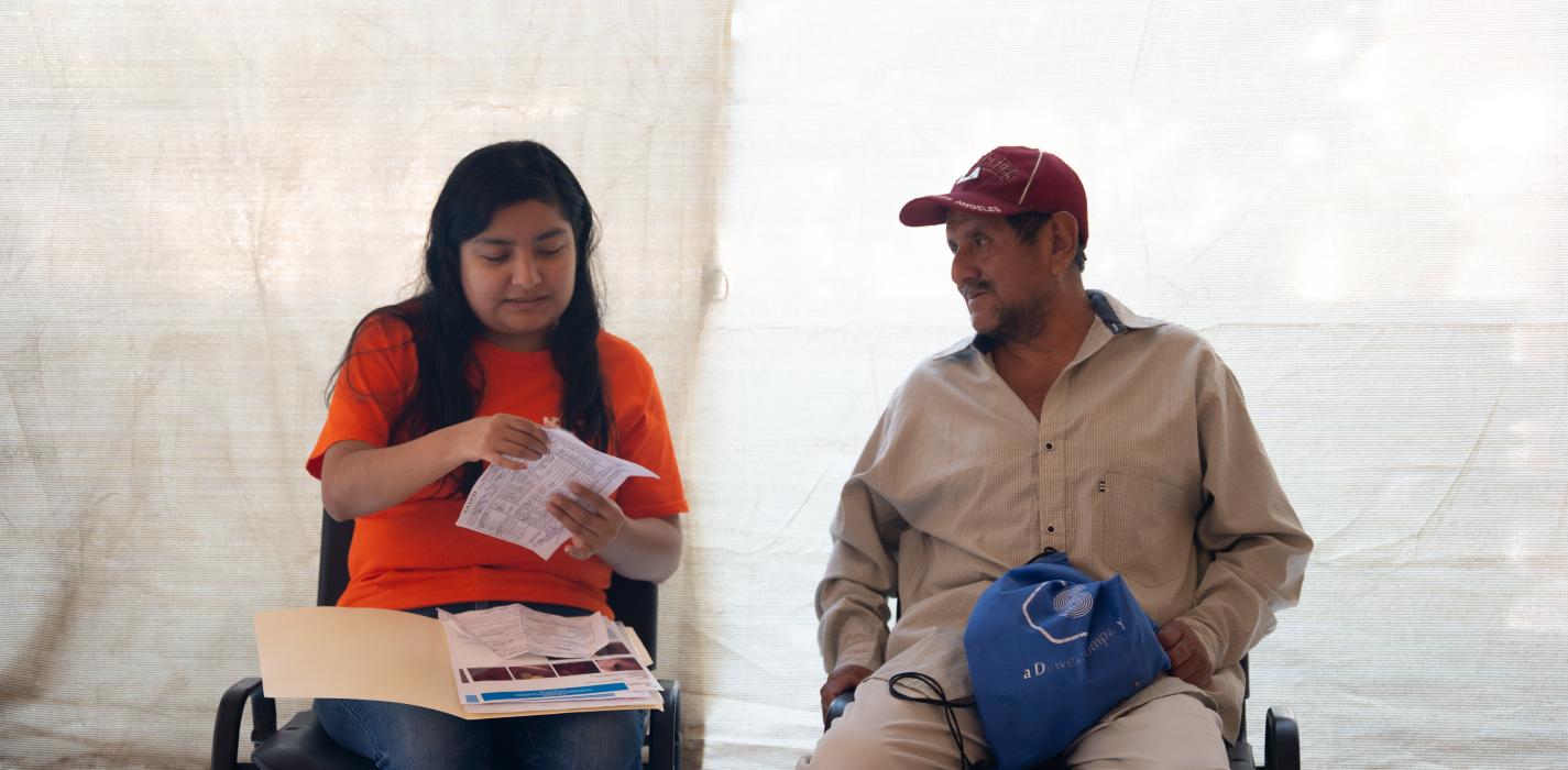 Trabajadora Social del programa de Derecho a la Salud atendiendo a un paciente