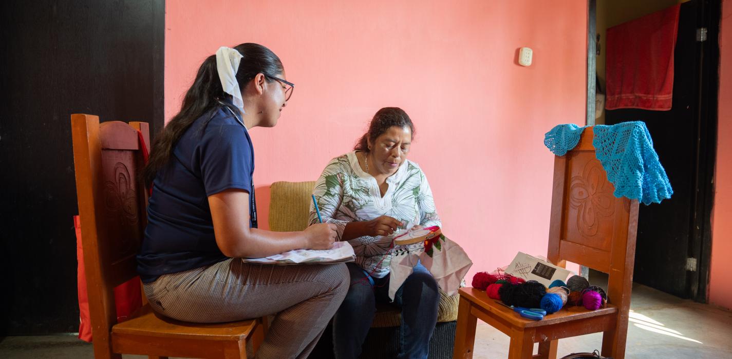 Cuidadora de salud mental acompañando a una usuaria en la comunidad de Capitán