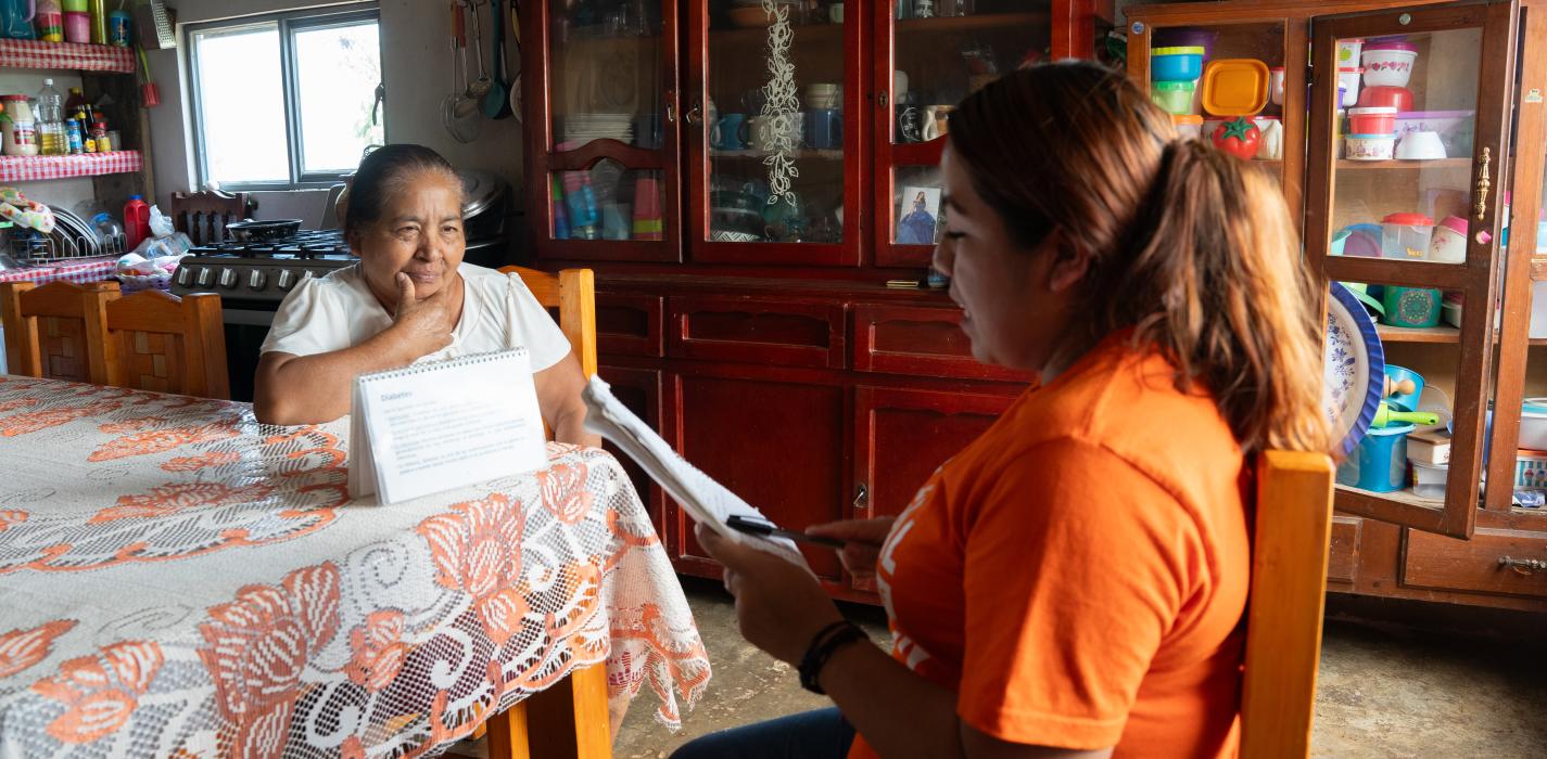 Paciente en una conversación con la cuidadora de salud mental
