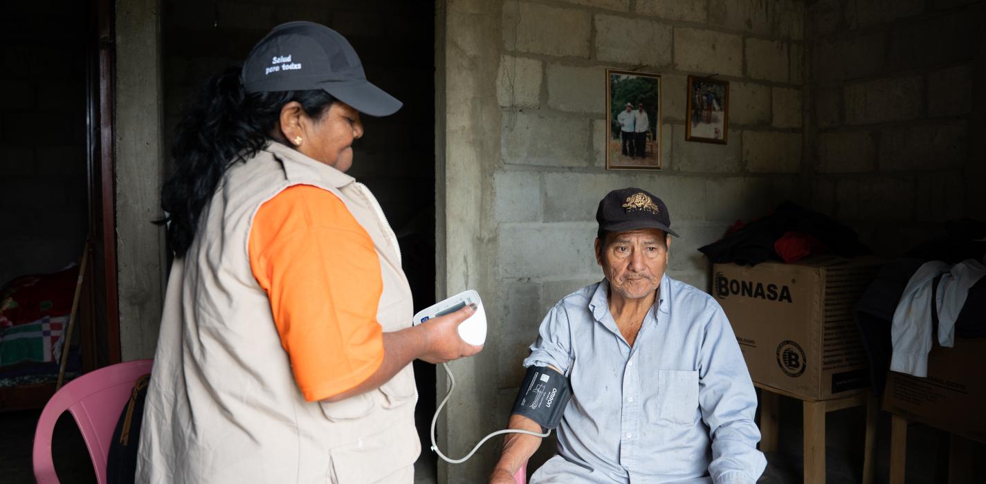 Trabajadora comunitaria de salud dandole seguimiento a un paciente