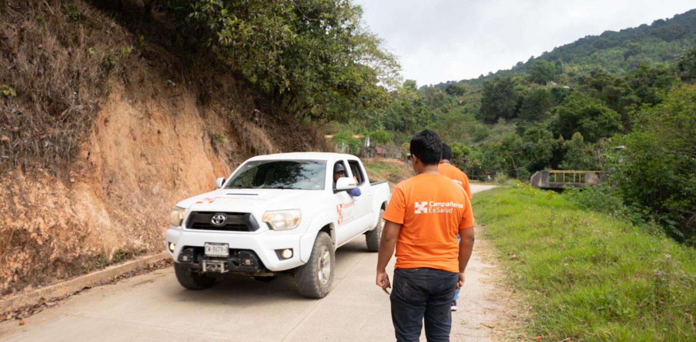 Equipo de mantenimiento y logística en la comunidad de Laguna de Cofre