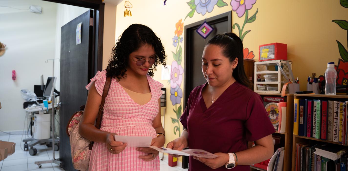 Maritza Alejandra Zavaleta Ramírez y Ameyalli Juárez (Responsable de servicios de Casa Materna) hablando sobre los servicios de Casa Materna en Jaltenango.