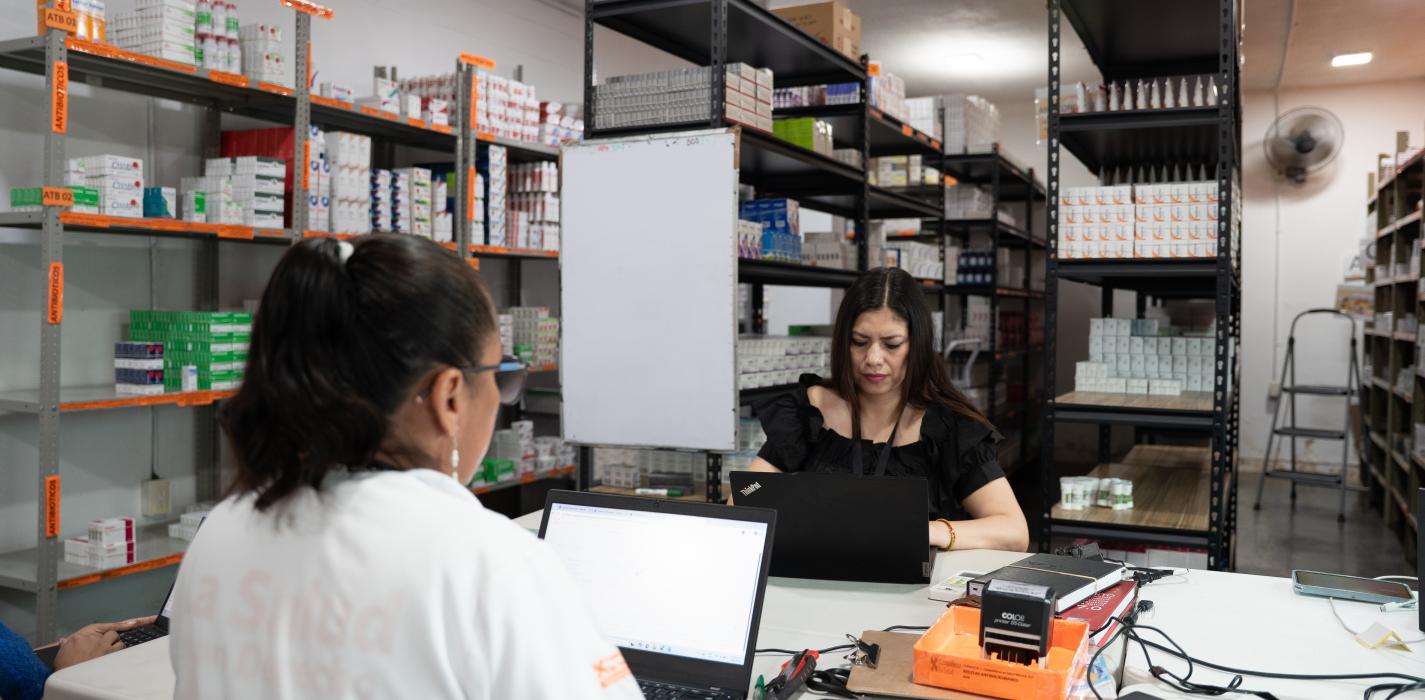 Equipo de farmacia trabajando en la farmacia CES
