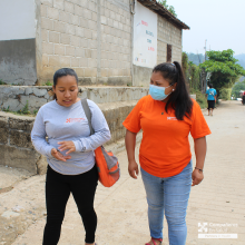 Mayra acompaña a Jeysi Barrios a realizar visitas domiciliarias en la comunidad Salvador Urbina.