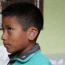 Niño con audífono