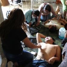 Profesionales sanitarios ayudando a un paciente