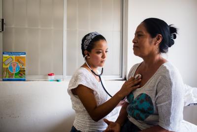 Dr. Mariana Montaño dando atención a una usuaria en la comunidad de Laguna del Cofre.