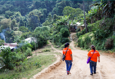 Trabajadoras comunitarias de salud (Acompañantes) camino a visitar a un paciente