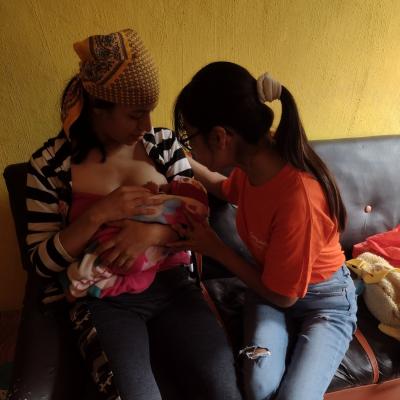 Mujer amamantando a su bebé