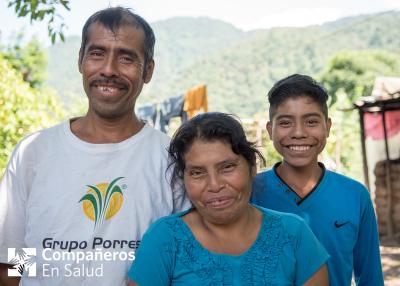 Meynor con su madre y padre.