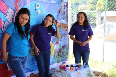 Becky, Luisa e Higinia también trabajaron en sesiones de estimulación temprana con niñas y niños antes de la pandemia de COVID-19.
