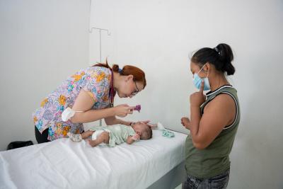Pediatra de CES durante una breve consulta con una paciente y su mamá en el Hospital Basico Comunitario Angel Albino Corzo