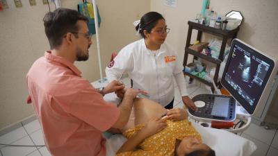 Mujer haciéndose una ecografía