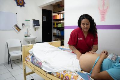 Rebeca Castillo, Auxiliar de Salud y Partera, brindando atención a una usuaria de Casa Materna Jaltenango