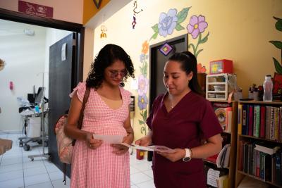 Maritza Alejandra Zavaleta Ramírez y Ameyalli Juárez (Responsable de servicios de Casa Materna) hablando sobre los servicios de Casa Materna en Jaltenango.