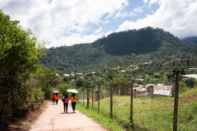 Equipo de CES recorriendo la comunidad Soledad