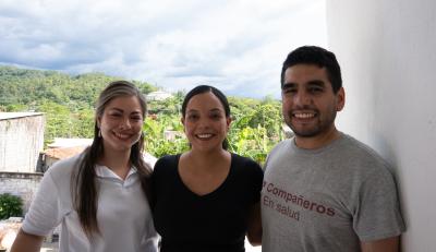 Valeria Macías (Directora saliente), Mariana Montaño (Nueva Directora General) y Hugo Flores (Co-fundadores de Compañeros En Salud).