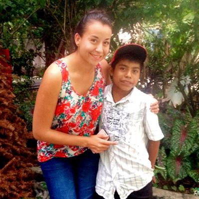 La Dra. Azucena Espinosa con un paciente