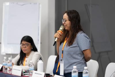 Mujer hablando al micrófono