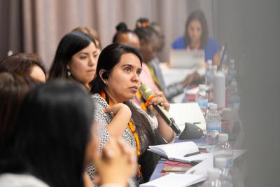 Mujer hablando al micrófono