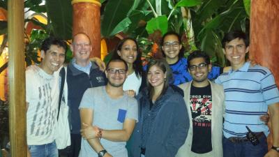 Paul Famer junto a Valeria Macías, Hugo Flores y personas del equipo de Compañeros En Salud
